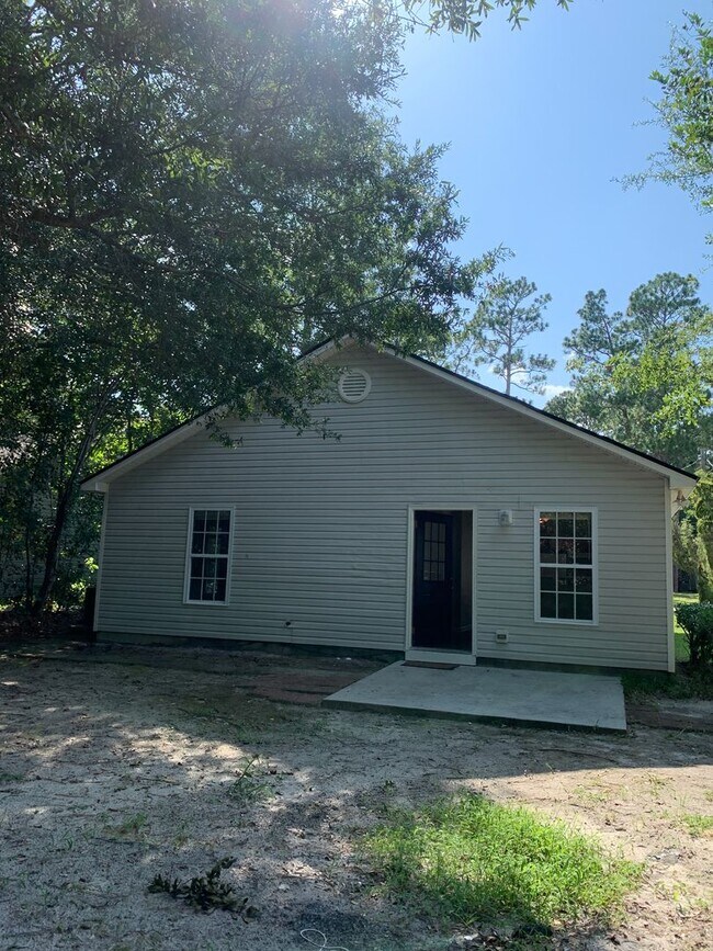 Building Photo - 3 Bedroom 2 Bath One Story House on Charte...
