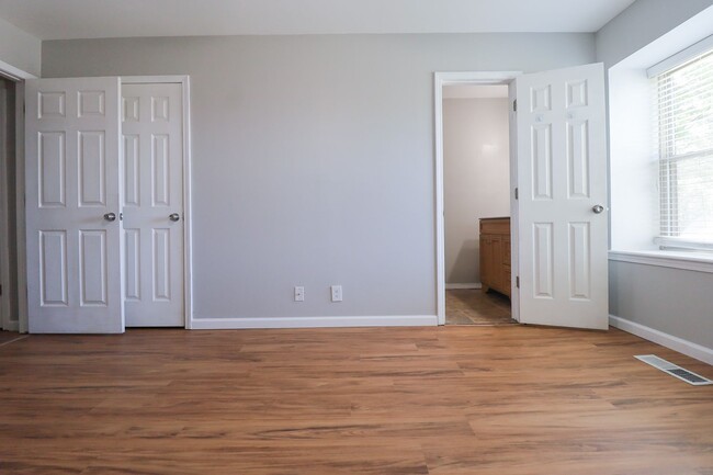 Building Photo - 4 Bedroom Home Available For Immediate Mov...