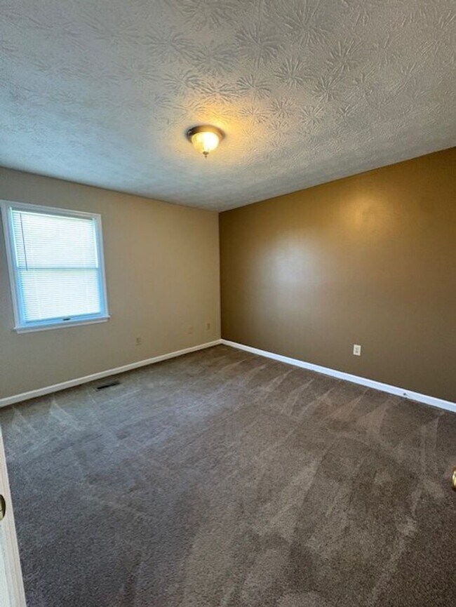 Building Photo - 2 Bedroom / 1.5 Bathroom Townhouse in Abingdon, VA
