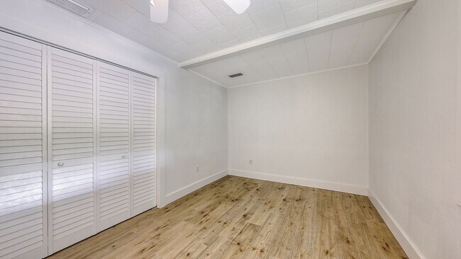 Building Photo - Completely Remodeled Home With Stunning Ri...