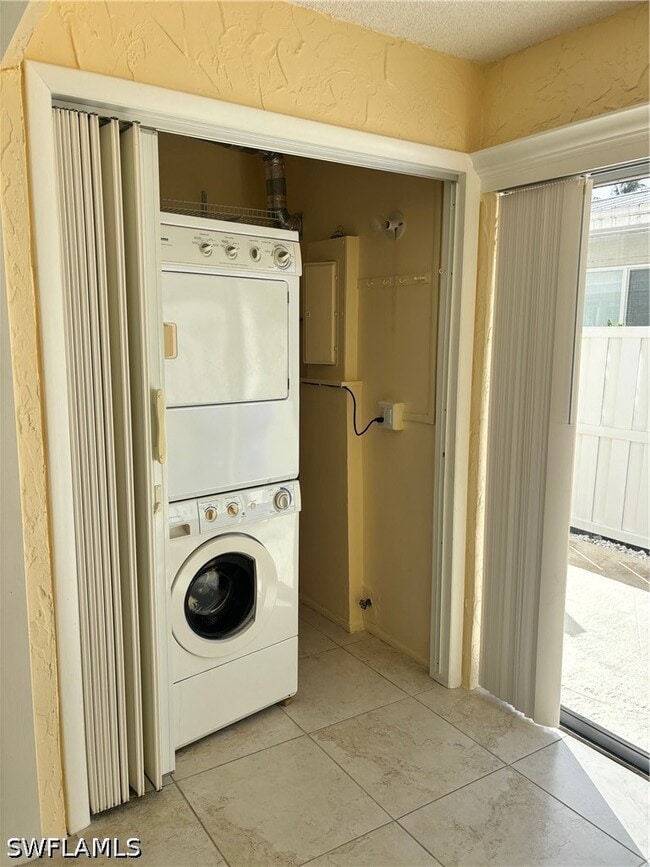 Building Photo - 296 4th Ave S