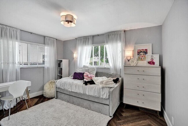 Building Photo - 2080 NE 65th St