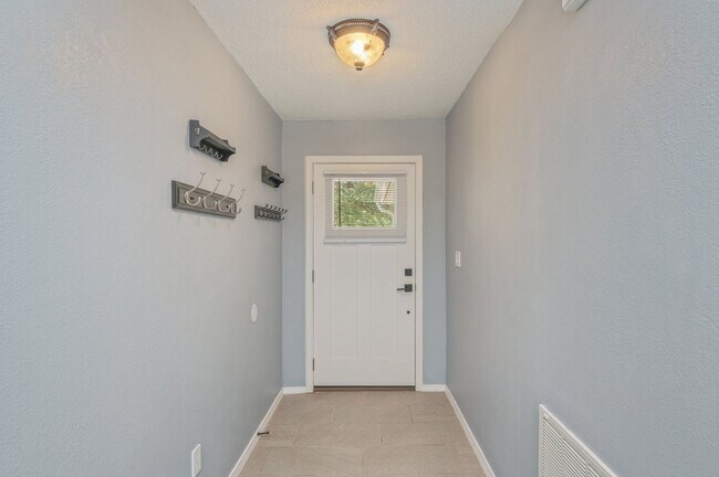 Building Photo - Completely Renovated Home in Niceville!