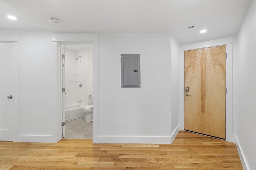 Building Photo - 1010 Cambridge St