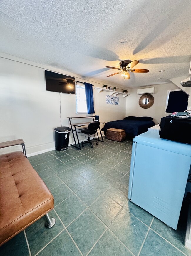 Building Photo - 1105 W Rock Spring Rd