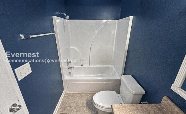 Building Photo - 3 Bed/2 Bath Home with Fenced Yard / Available Now!