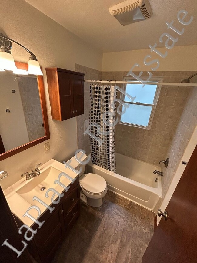 Building Photo - Charming and Cozy 2-Bed Home with Fenced Y...