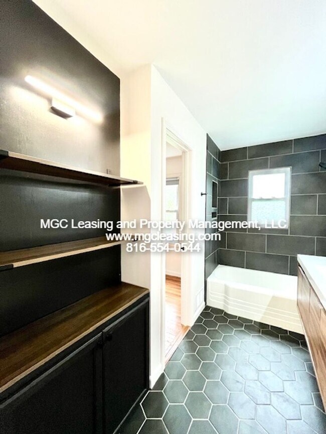 Building Photo - Unique Ranch Style Home Minutes From Downtown Lee's Summit