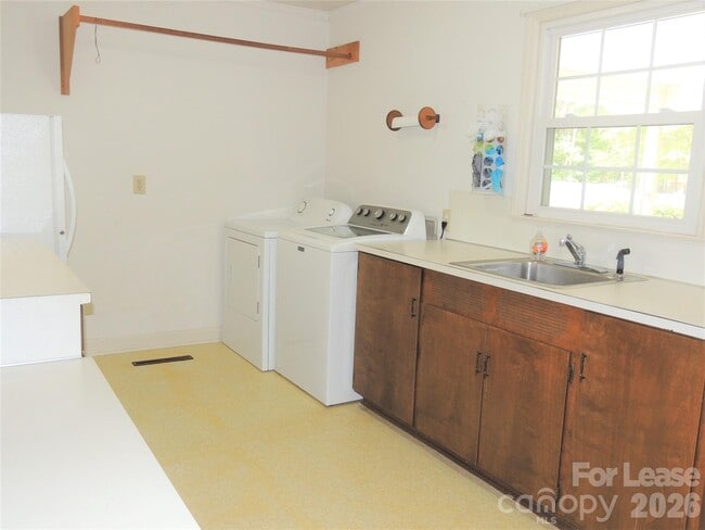 Building Photo - 131 Holbrook St