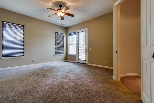 Building Photo - Beautiful 4 bedroom, 4.5 bathroom Home in the Varadero Community