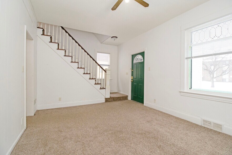 Building Photo - 612 7th Ave S