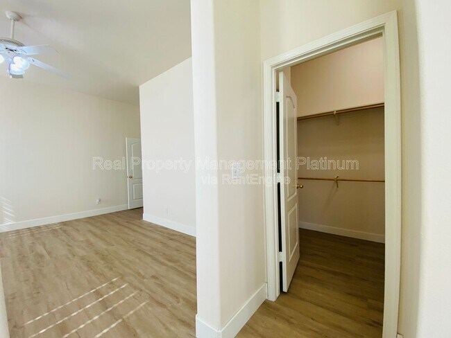 Building Photo - 2916 Roberts Ave