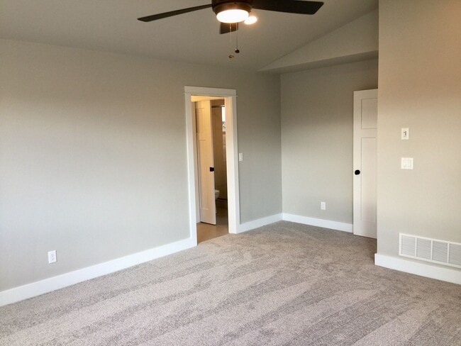 Building Photo - Spacious 4 Bedroom Home Near Gallatin Regi...
