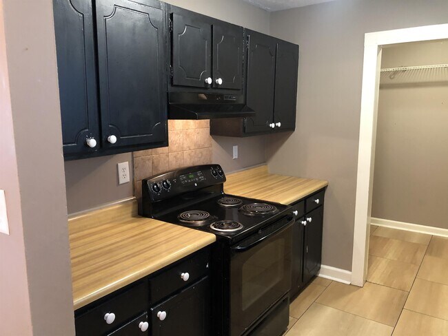 Building Photo - 205 Hedgewood Ct