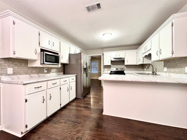 Building Photo - AVAILABLE JUNE [NO PETS PERMITTED]