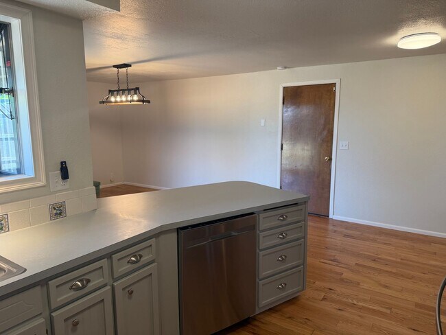 Building Photo - Updated 3-bedroom, 2-bathroom house in desirable Thurston neighborhood!