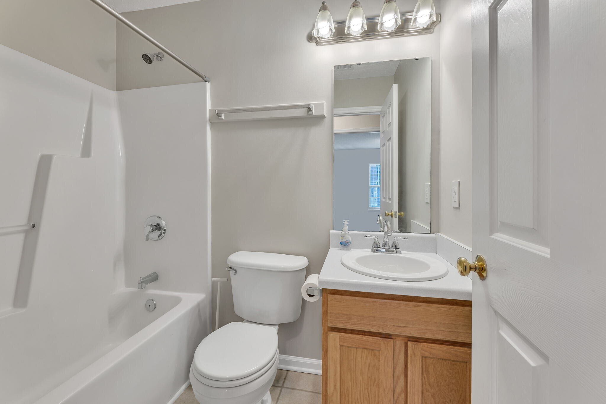 Full Bathroom 1 - 3349 Tarleton W