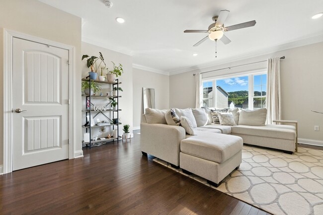 Building Photo - Immaculate Townhouse with Finished Basement