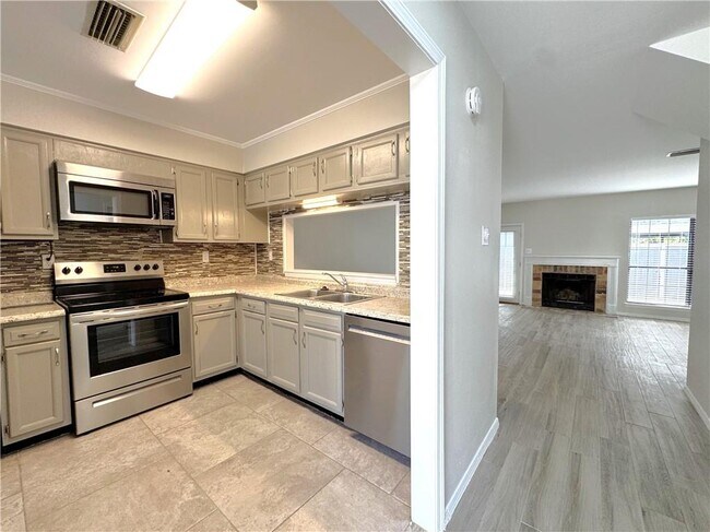 Building Photo - 5900 Grelot Rd