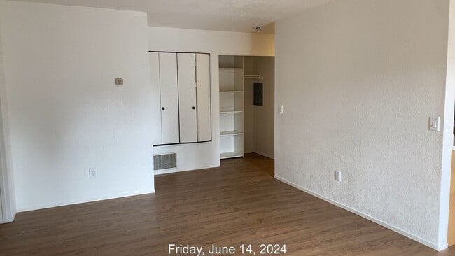 Building Photo - 2 Bed/1.5 Bath Updated Condo Near SMART/Hwy 101/Raleys Shopping Plaza/Washer-Dryer in Unit