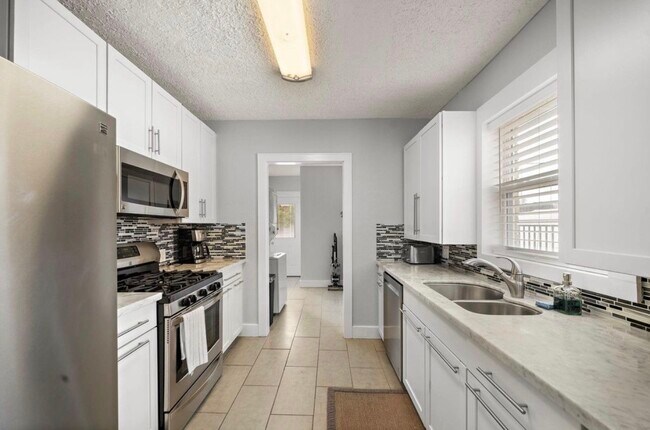 Building Photo - 1635 Castle Ct