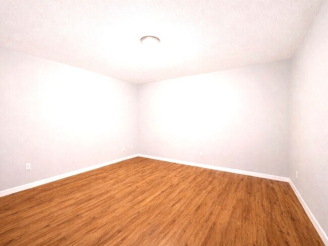Building Photo - Annual 2/2 Condo with Flex Room in River Preserve Featuring Community Pool