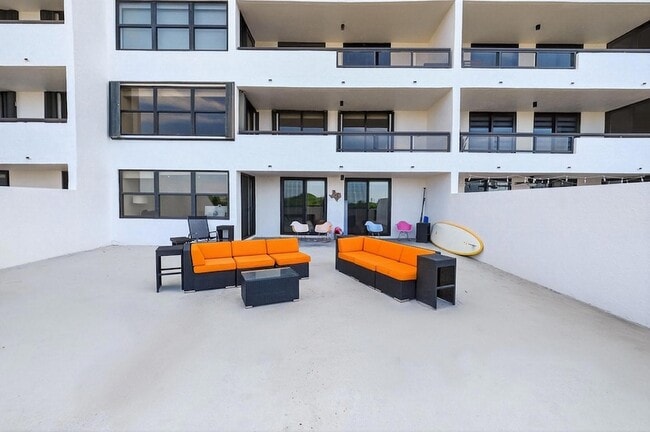 Building Photo - 2555 Collins Ave