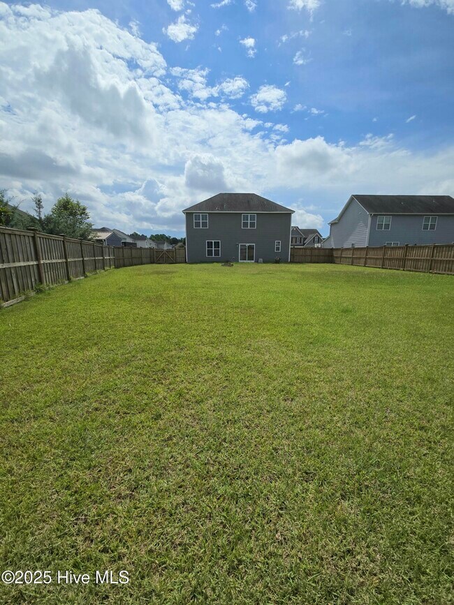 Building Photo - 743 Pine Cone Dr