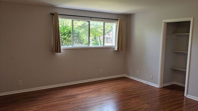 Building Photo - Walking distance to the Gulch & Music row!