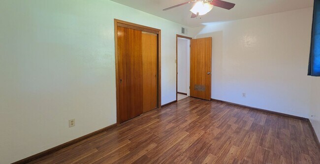 Building Photo - 3 Bedroom Home Plus Bonus Room in the Hudson Manor Community Near S McClintok Dr and E Apache Blvd!