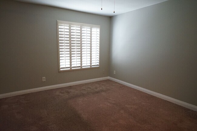 Building Photo - SHOWINGS AVAILABLE NOW