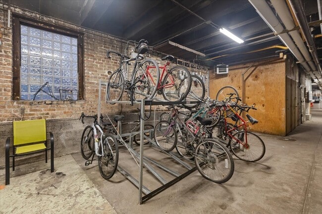 Building Photo - 630 W Waveland Ave