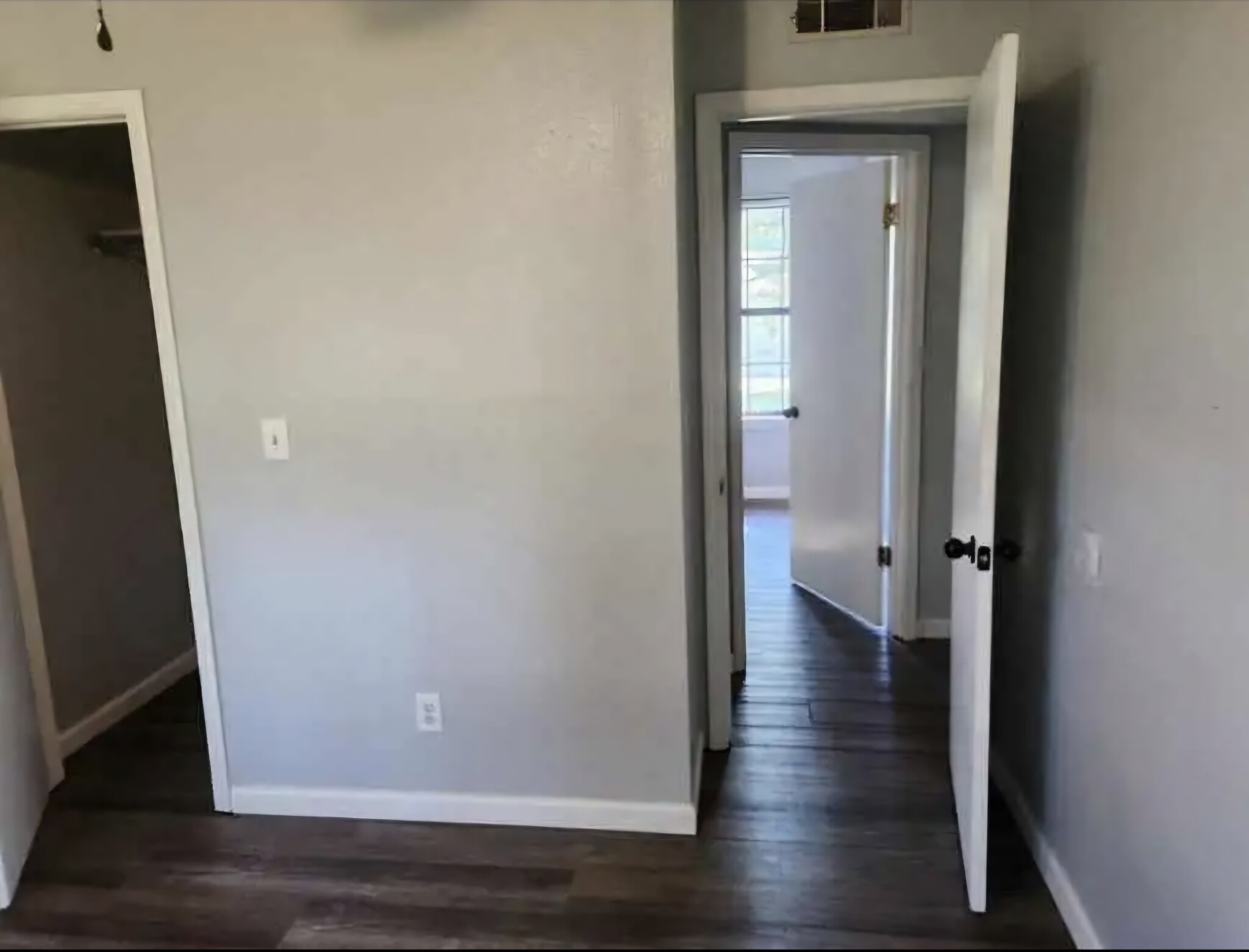 Building Photo - 906 W Lucas St