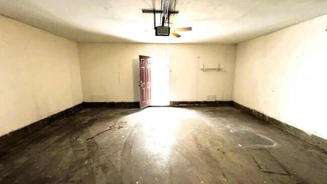 Building Photo - Newly Renovated Spacious 3-Bedroom Townhom...