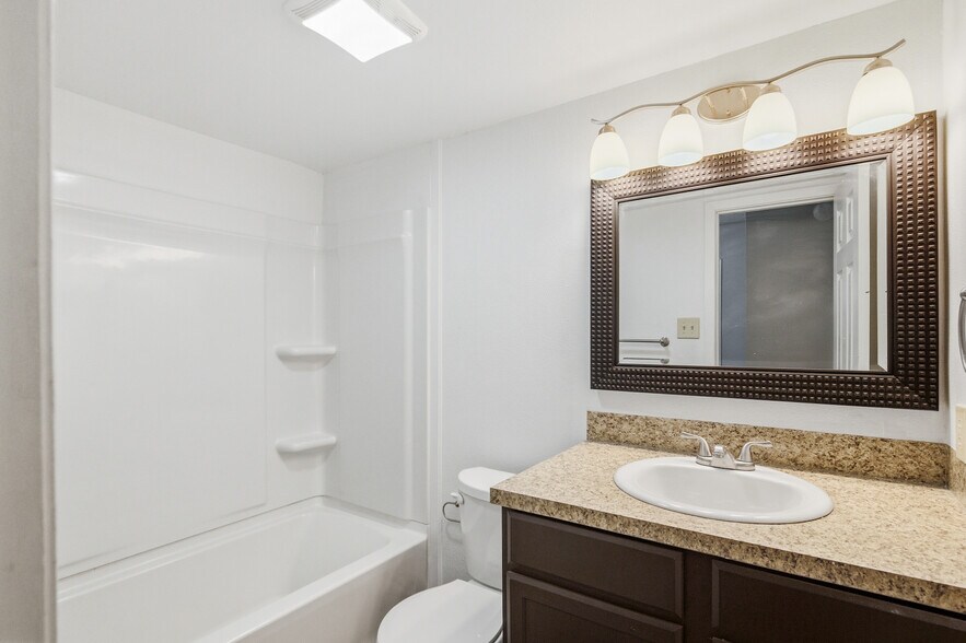 Building Photo - 202 Teakwood Dr