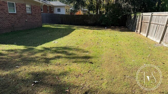 Building Photo - RATE DROP ALERT (was $2300/month)!