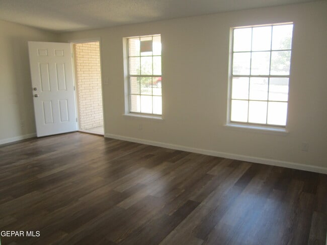 Building Photo - 305 Corvena Way
