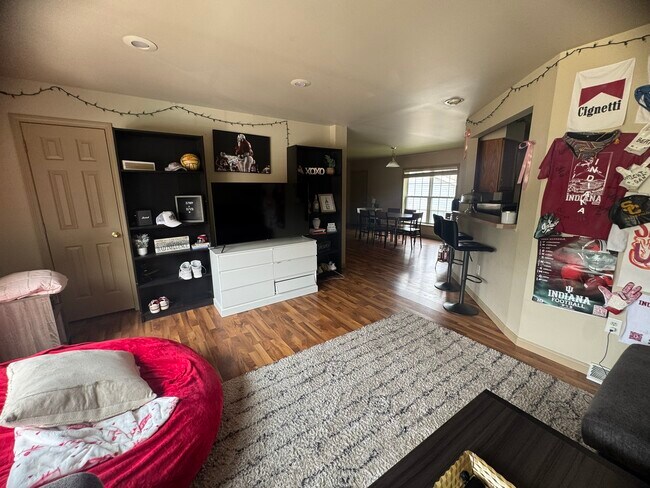 Building Photo - 201 E 19th St