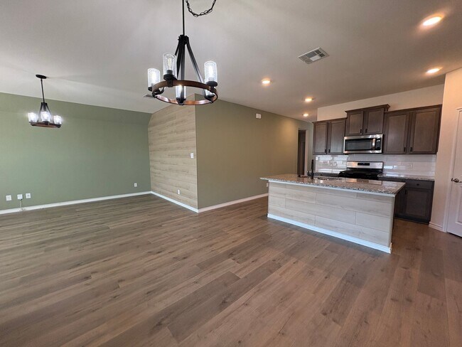 Building Photo - Pristine in Princeton!