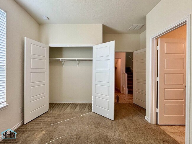 Building Photo - Gorgeous 4 bedroom, 3.5 bath home, minutes...