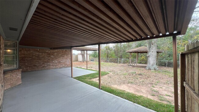 Building Photo - 1806 Cedar Dr