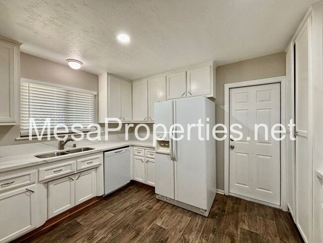 Building Photo - 19158 Live Oak St