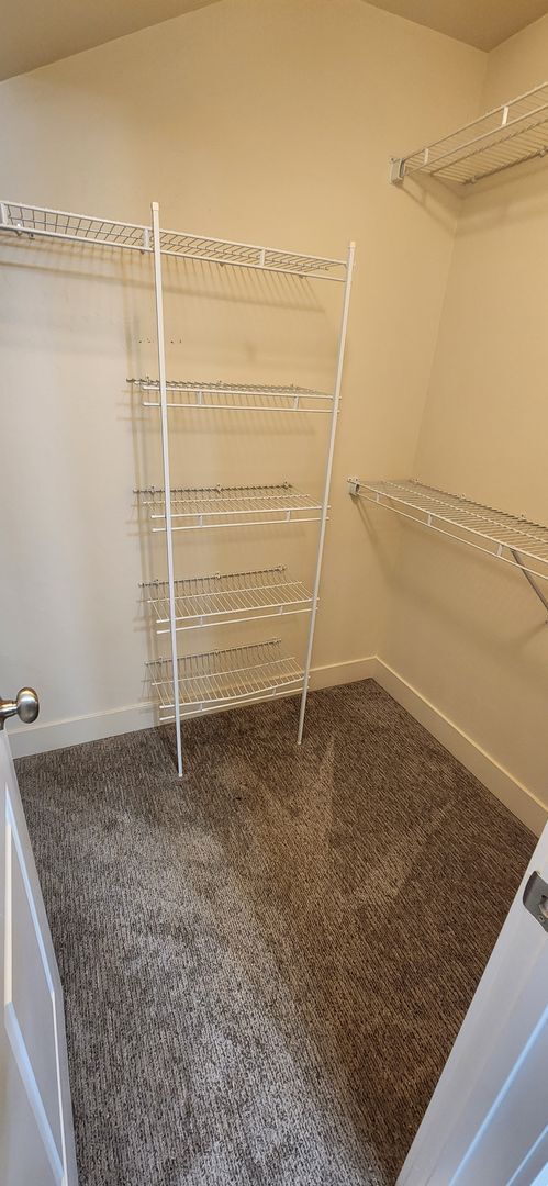 Building Photo - Luxury 3 Bedroom Plus Den in Sandy!