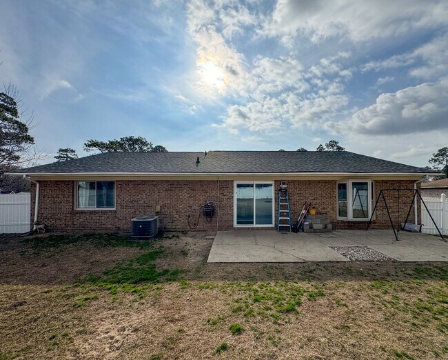 Building Photo - Charming 3 Bed 2 Bath Home with Fenced Yard