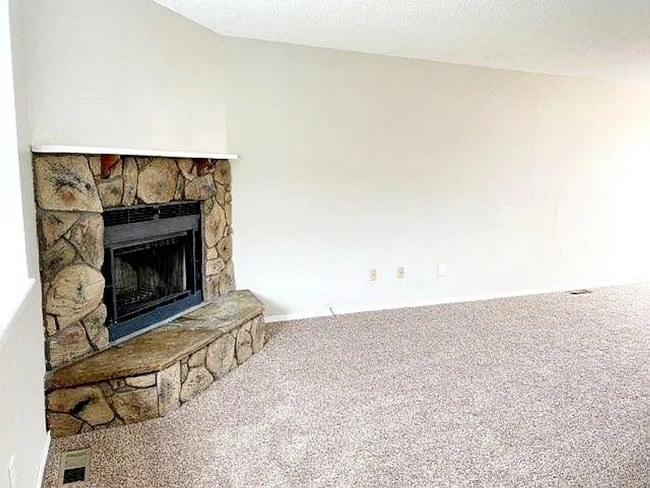 Primary Photo - 2 bedroom townhome on east side-Don't miss...