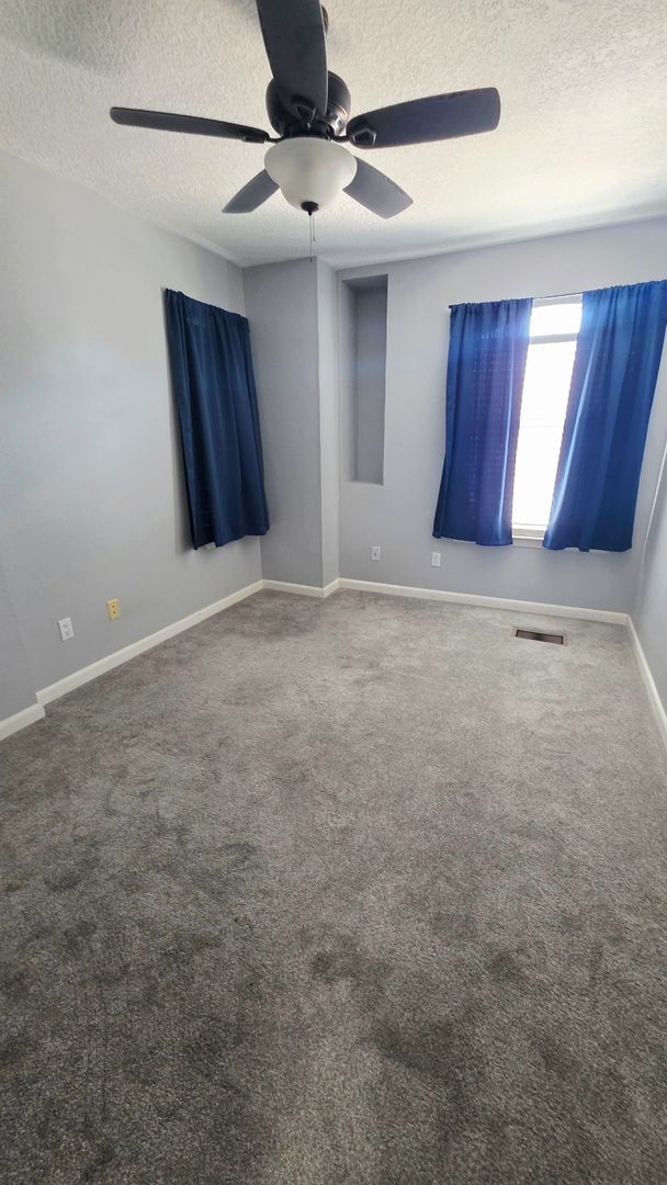 Building Photo - Spacious Northeast Heights Townhome for Rent!