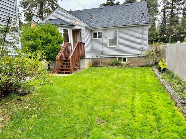 Building Photo - Charming Downriver Home