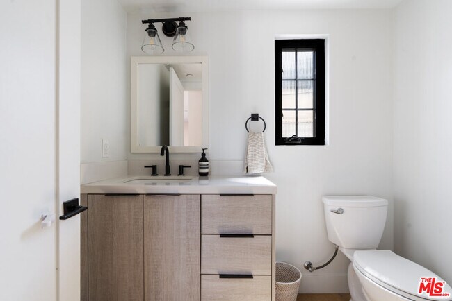 Building Photo - 738 Parkman Ave