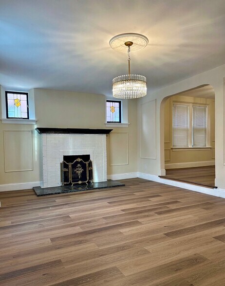 Building Photo - 408 S Hanley Rd