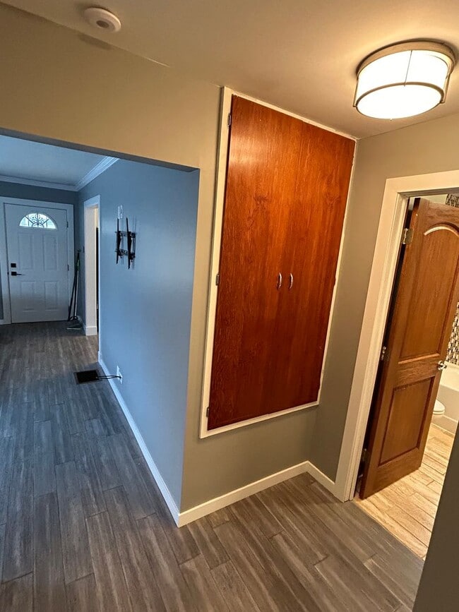 Building Photo - 475 W Kanawha Ave